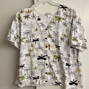 Short sleeve V-neck button front top With dragonfly print.